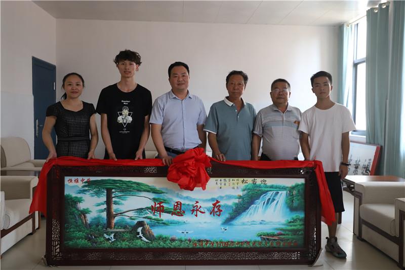 饮水思源 | 中央民大新生吴林洁赠匾致谢母校